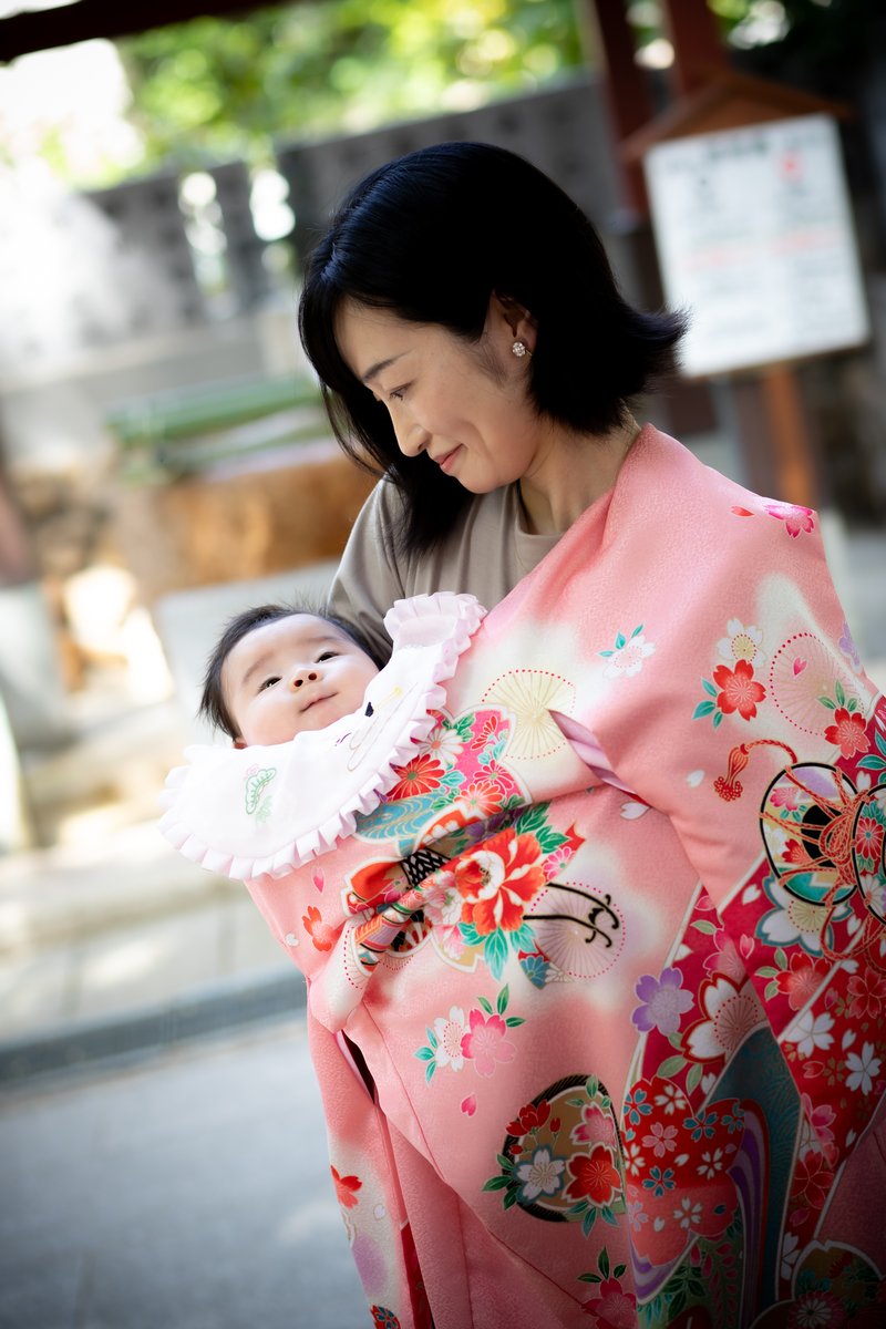 祝い着の赤ちゃんとお母様