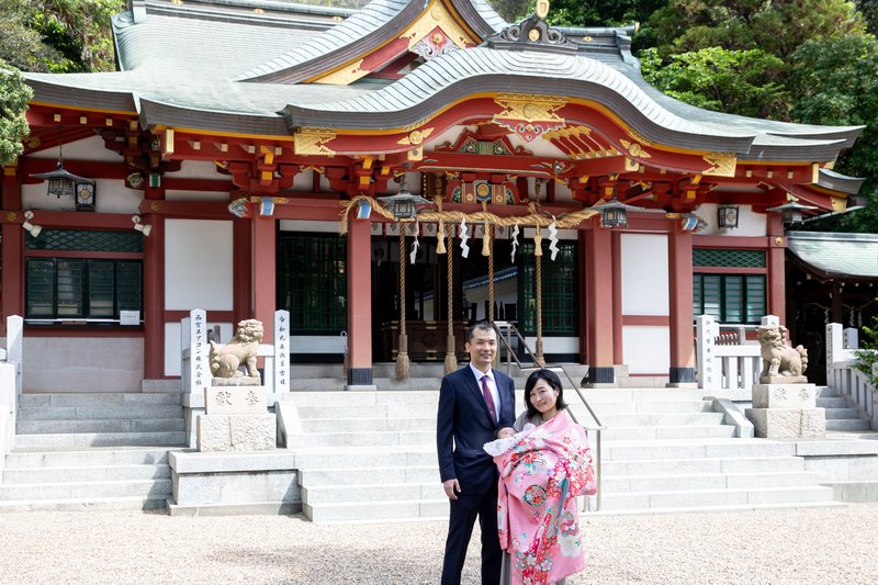 社殿の前のご家族