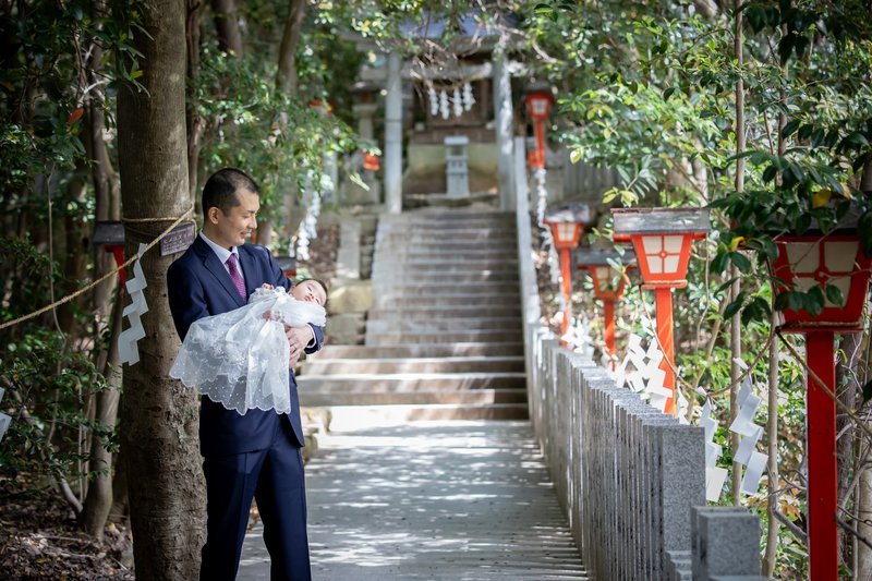 石段と灯籠の参道