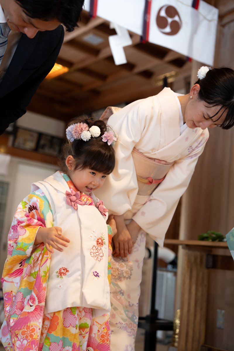 被布を直してもらう七五三の女の子