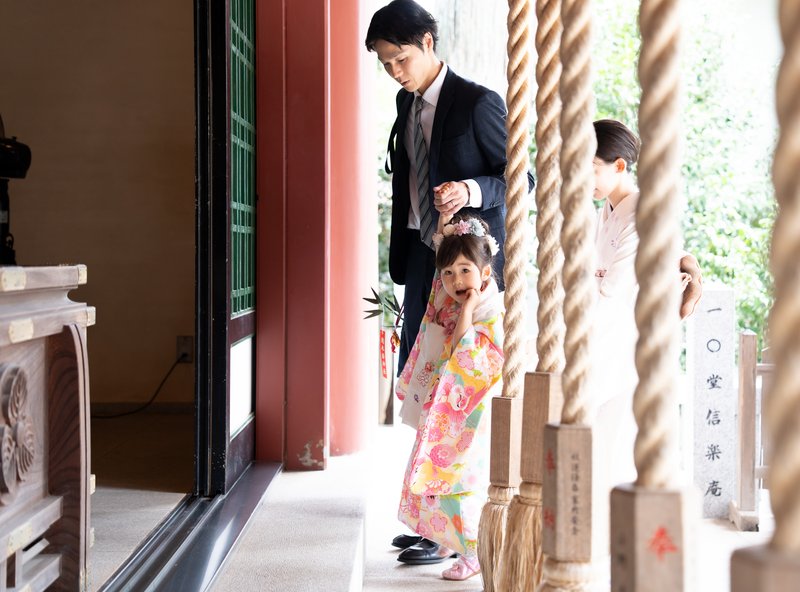 お父様と社殿へ進むお子様