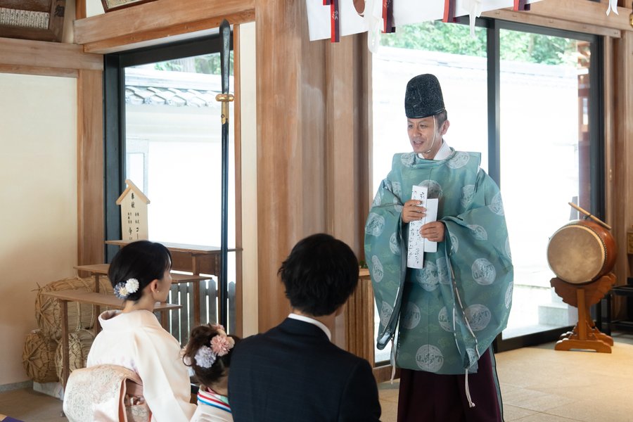 祝詞を奏上する神職