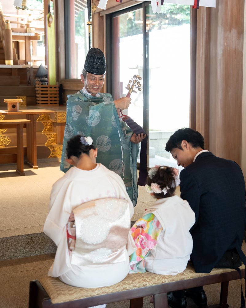 神楽鈴のお祓いを受けるお子様