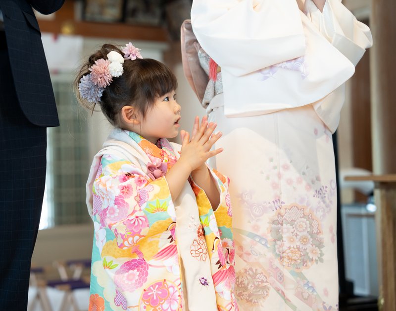手を合わせる七五三の女の子
