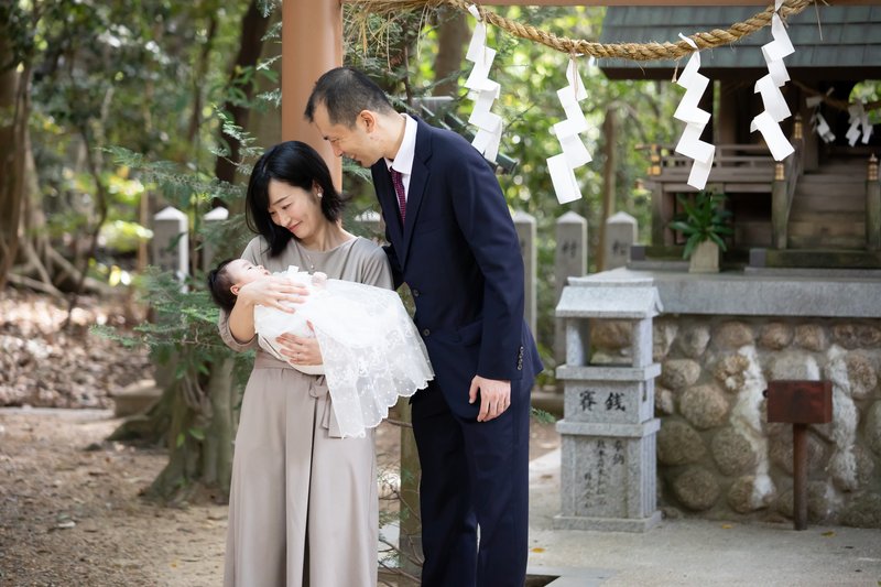 赤ちゃんを見つめるご両親