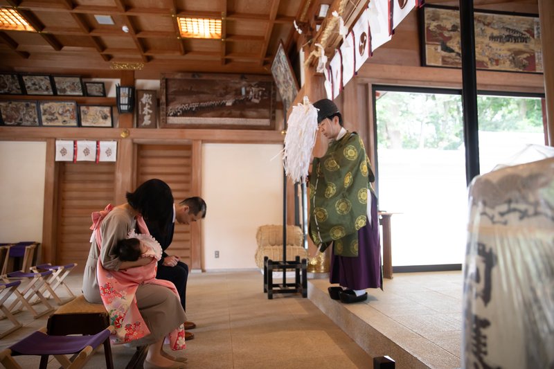お祓いを受けるご家族