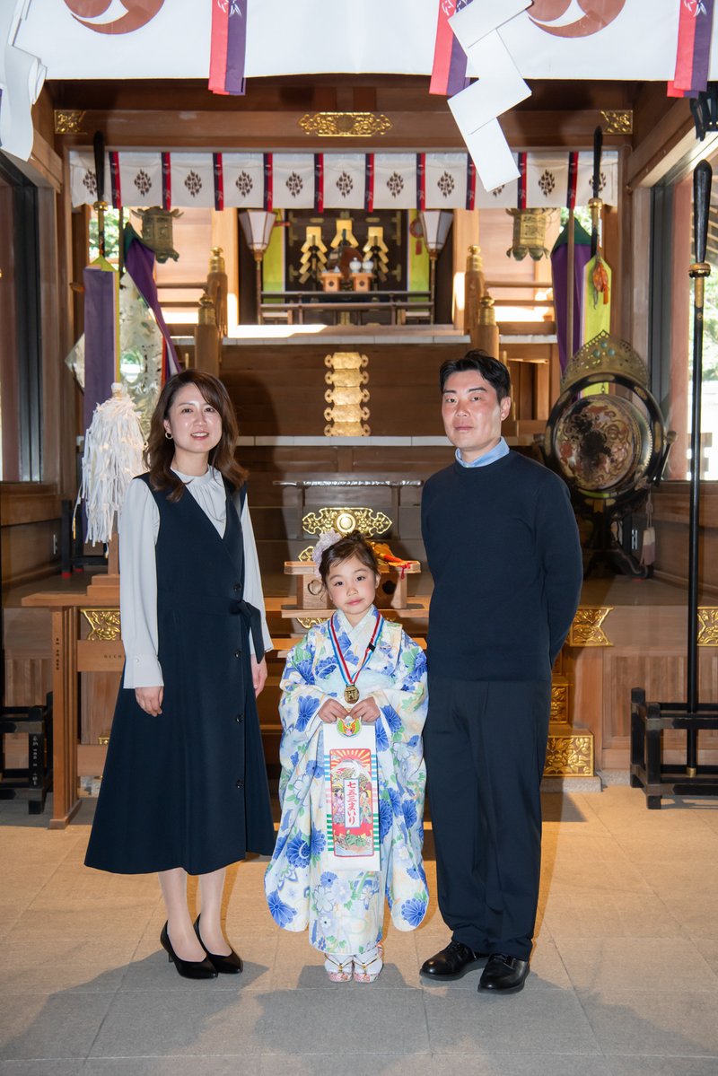 拝殿の中でのご家族写真