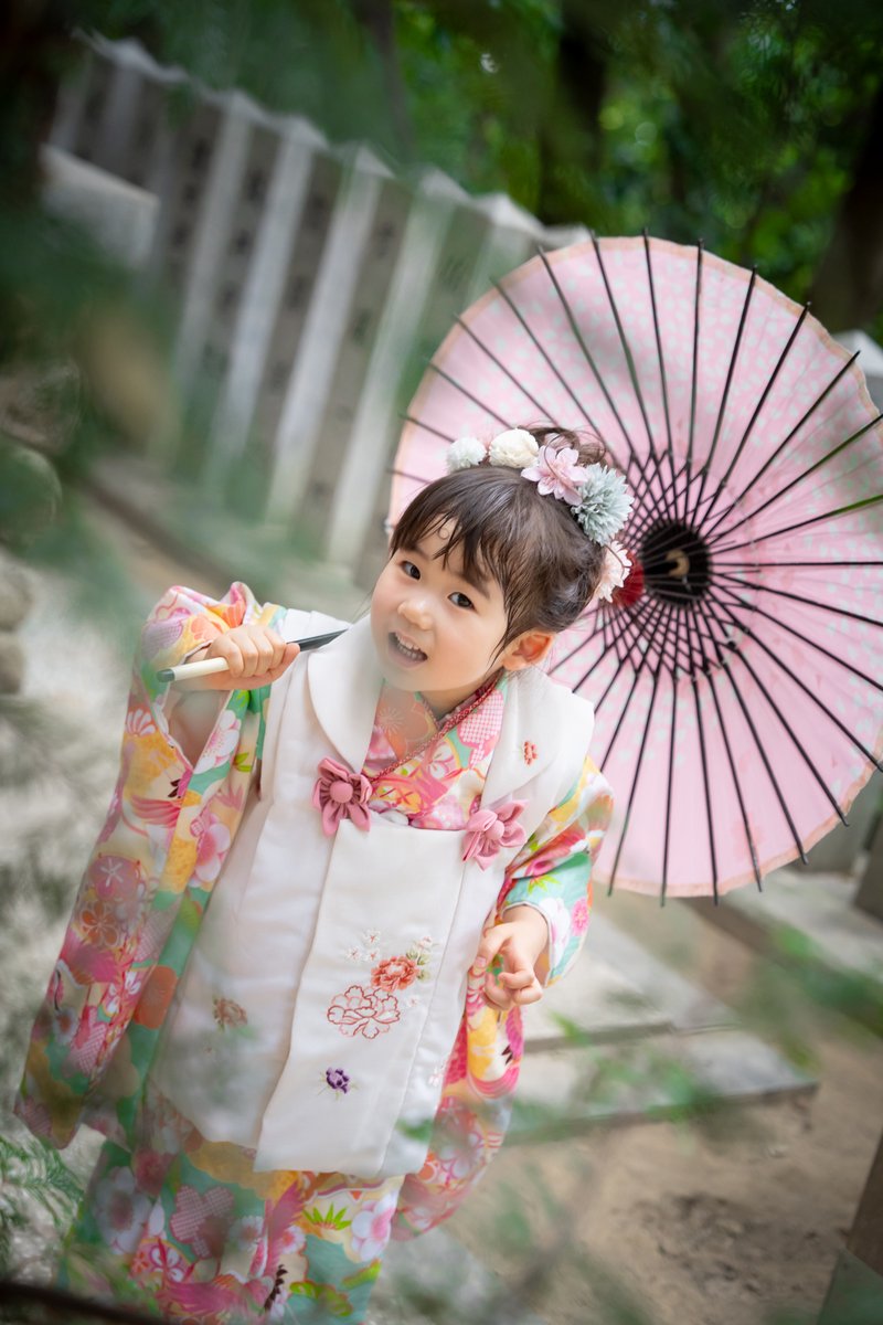 番傘を差して笑う女の子