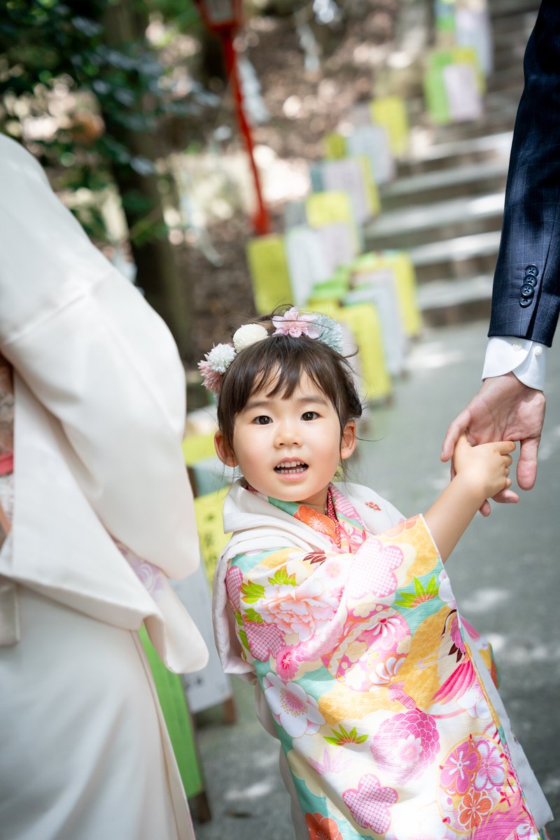 手をつないで歩くお子様