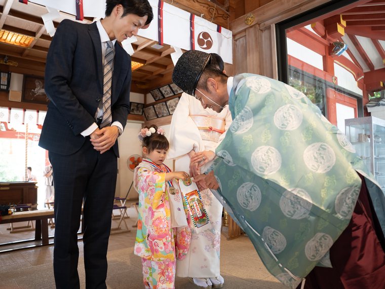 お祓いを受ける七五三のお子様とご家族