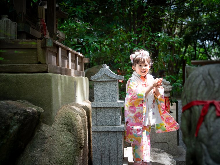 石段で手を振る七五三の女の子